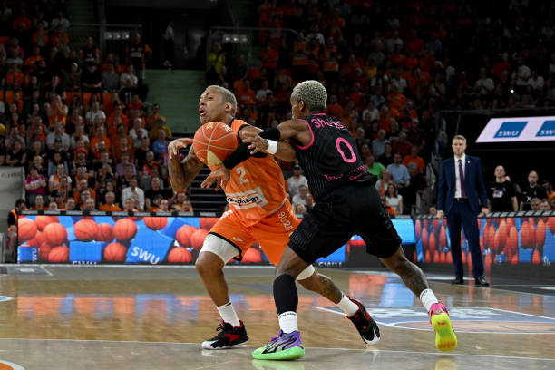 连续四届进 连续四届进